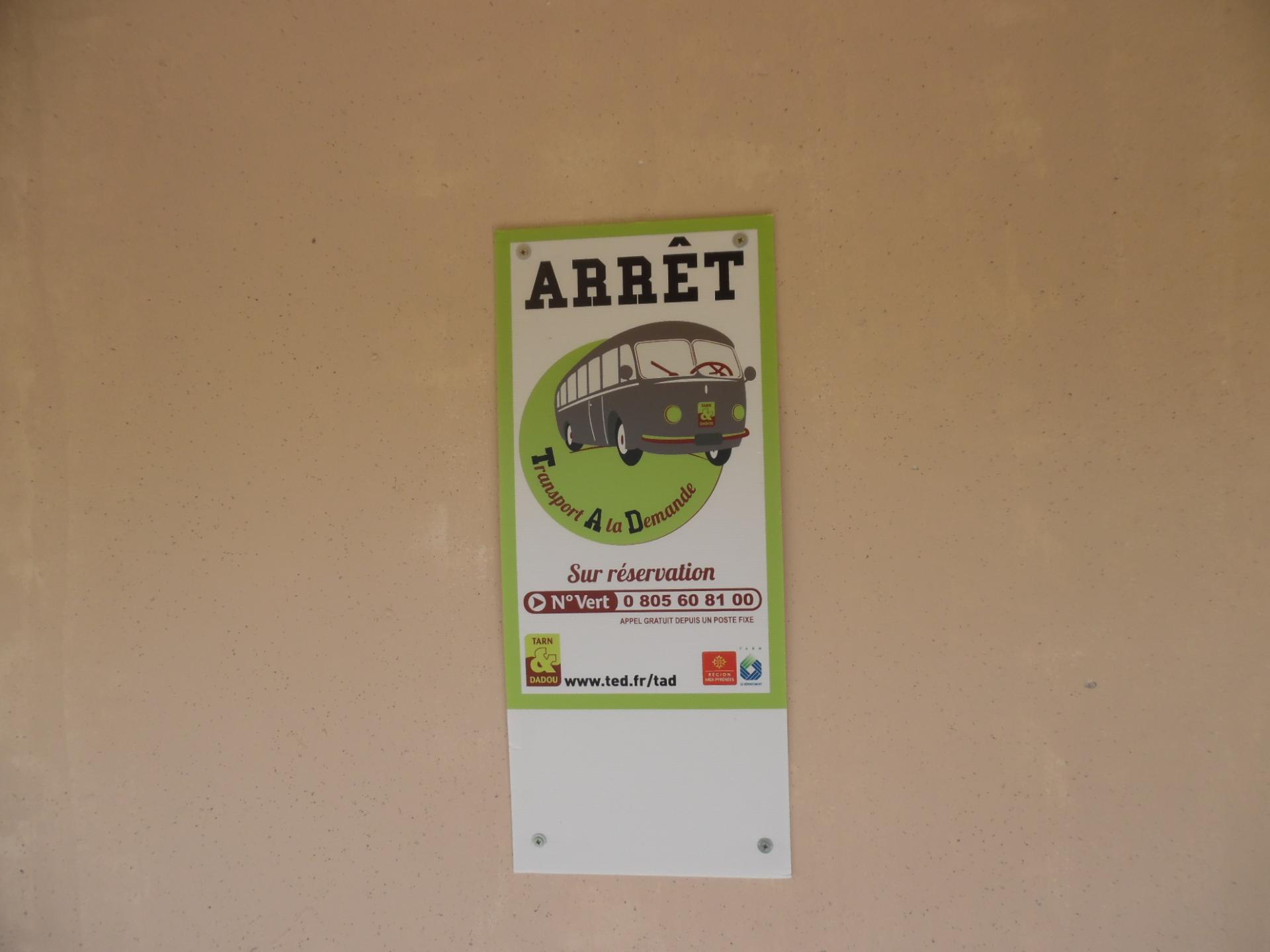 Les arrêts des abribus de Gauzide-Carvels et de La Soucarié